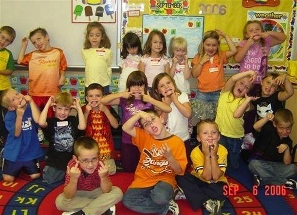 best-photobombs-kindergarten-middle-fingers