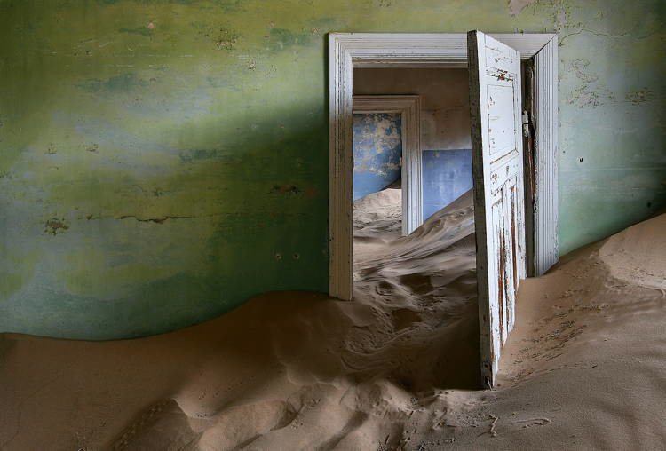 mystifying-ghost-towns-kolmanskop-4