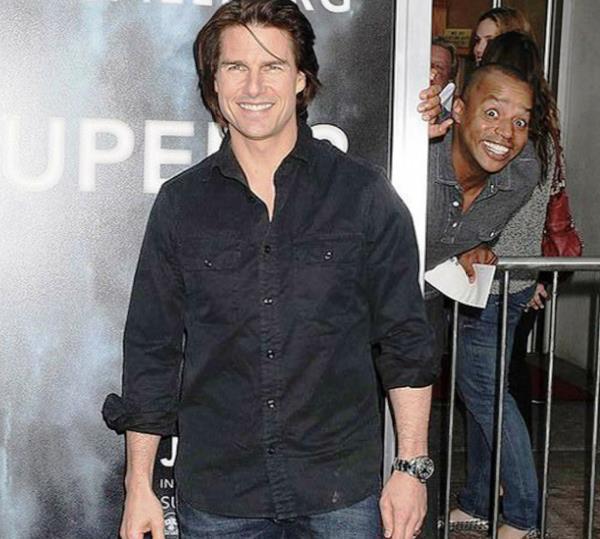 Photobombs Tom Cruise