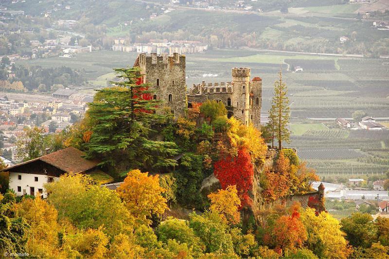 colorful-fall-photos-brunnenburg-castle