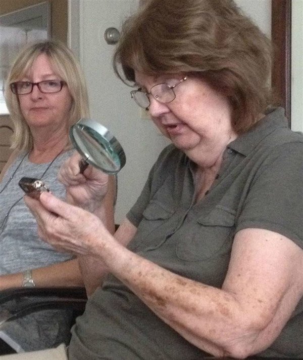 Top 95+ Images grandma looking at phone with magnifying glass Stunning